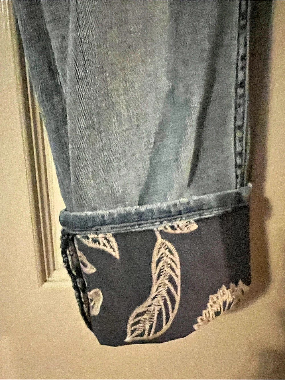 White House Black Market Embroidered Floral Cuff Slim Crop Jeans .Blue and Cream - Picture 4 of 10